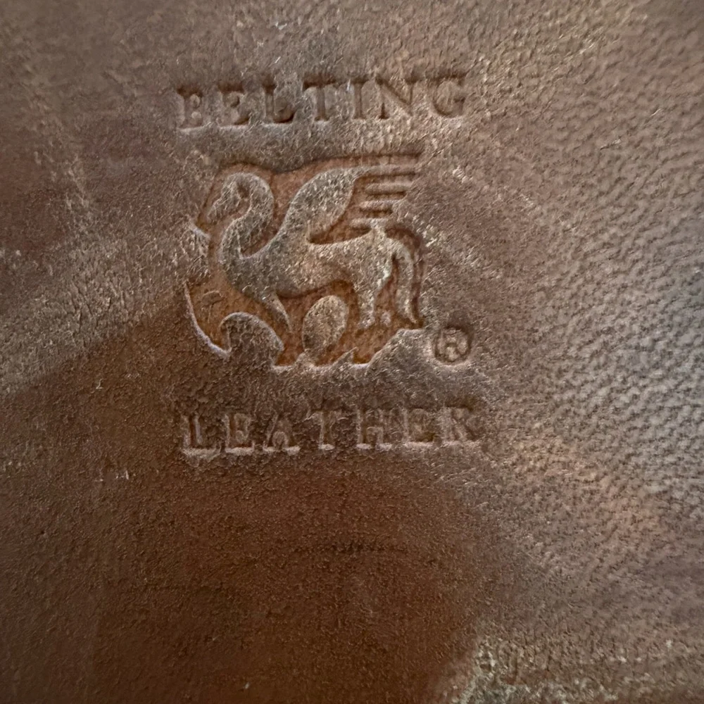 Elegant vintage pegasus Tan Leather suitcase